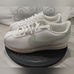 NEW Nike Womens Classic Cortez Leather Sneakers - White & Grey Swoosh SIZE 10